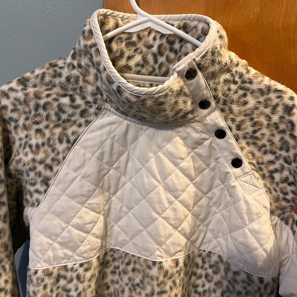 LIKE NEW Abercrombie and fitch leopard print asymmetrical snap up fleece - Picture 2 of 6